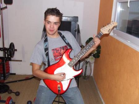 SEPT. 2006 - soirée chez Jordan - moi à la guitare